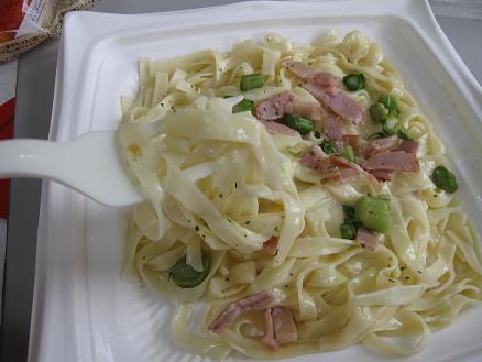 新潟県産コシヒカリの米粉入りパスタ新発田産アスパラとベーコンのクリームソース